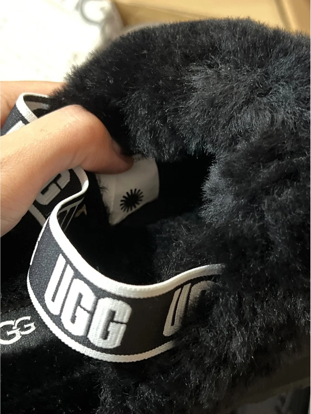 UGG Funkette Slippers in Suede black new authentic